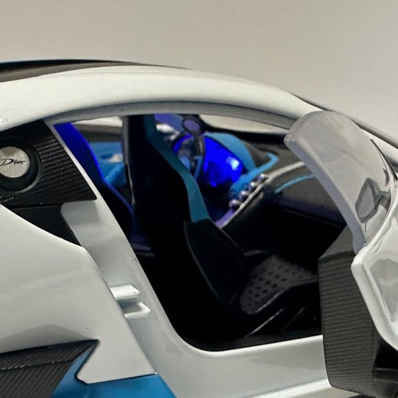 1:18 Bugatti Divo Metal Diecast With LED headlight & Taillight White - Picture 9 of 12